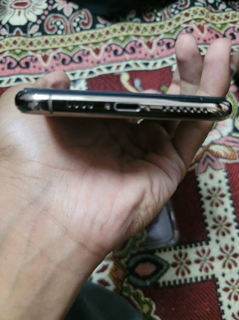 Apple iPhone XS Max 5