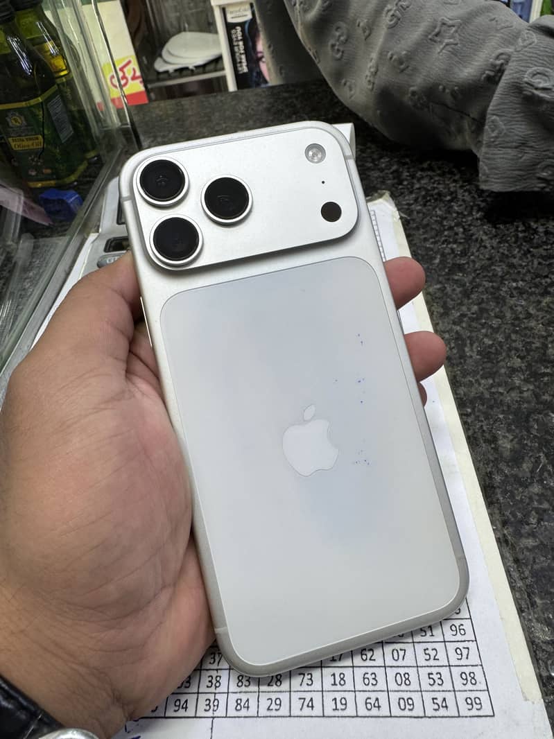 Apple iPhone 17 Pro Max 3