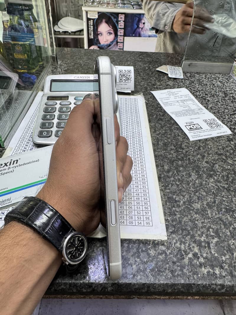 Apple iPhone 17 Pro Max 4