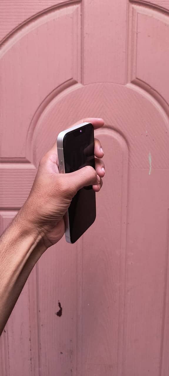 Apple iPhone 13 8