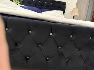 Bed set queen size like new with side table