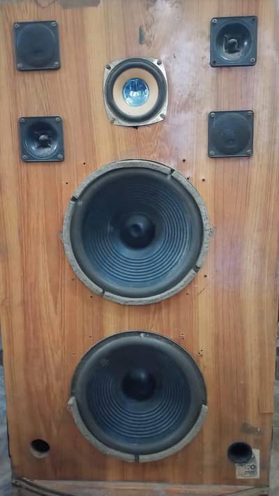 just speakers  he bass b he  awaz b loud he