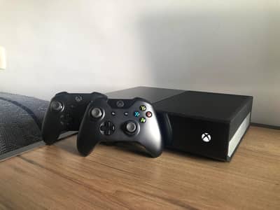 Xbox One 500GB | Controller & Adapter | 10/10 Condition