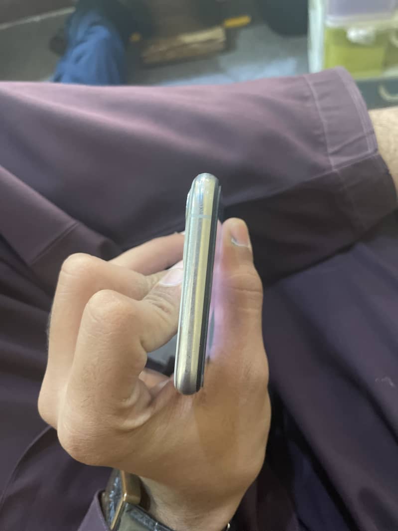 Apple iPhone 11 Pro 4