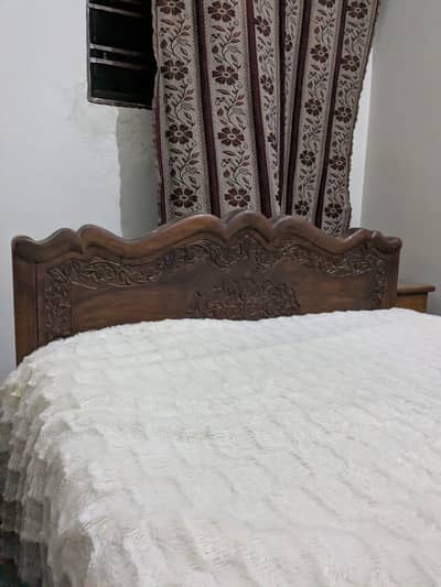 2 single wooden beds