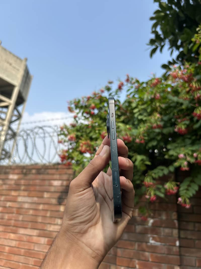 Apple iPhone 13 2