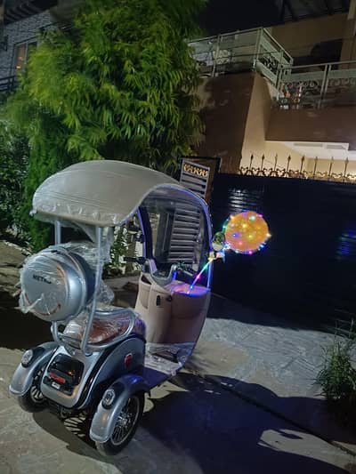 Metro Premium plus+ 3-Wheeler Electric Scooter  Under Warranty
