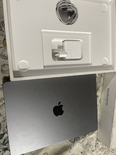 Mac book Air M3 2024 model 8gb/256gb
