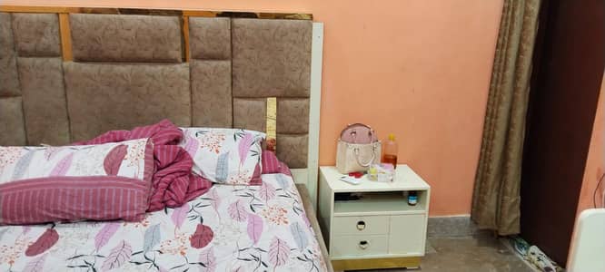 Bed hai dressing table ha or ek sid table hai or almari ha 03453597615
