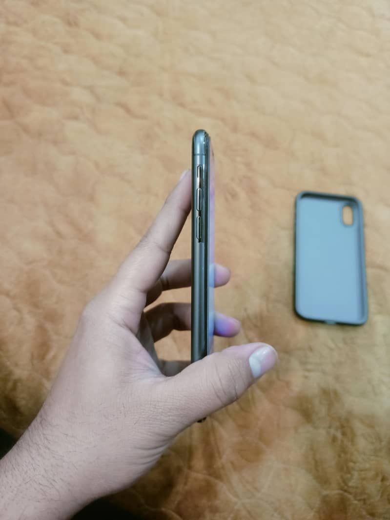 Apple iPhone X 4