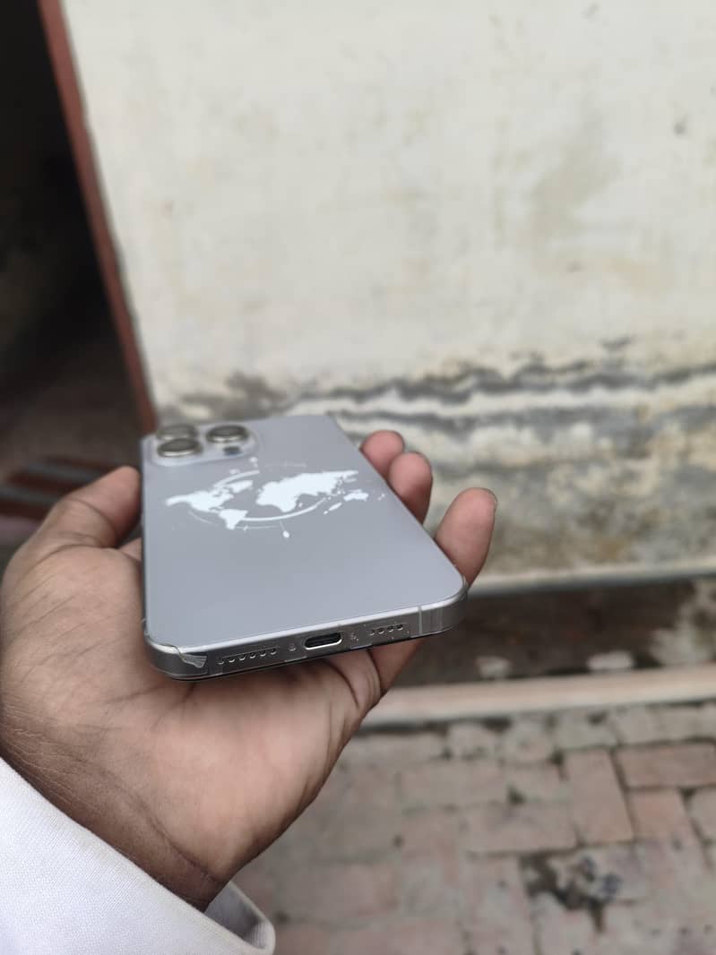 Apple iPhone 15 Pro Max 1