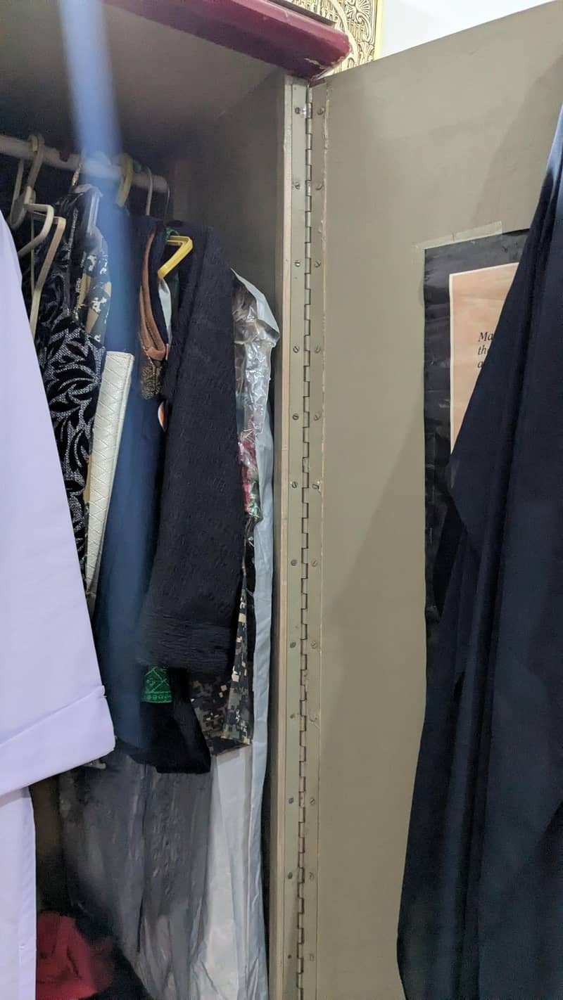 Bed set include dressing table and 2 door cupboard 7