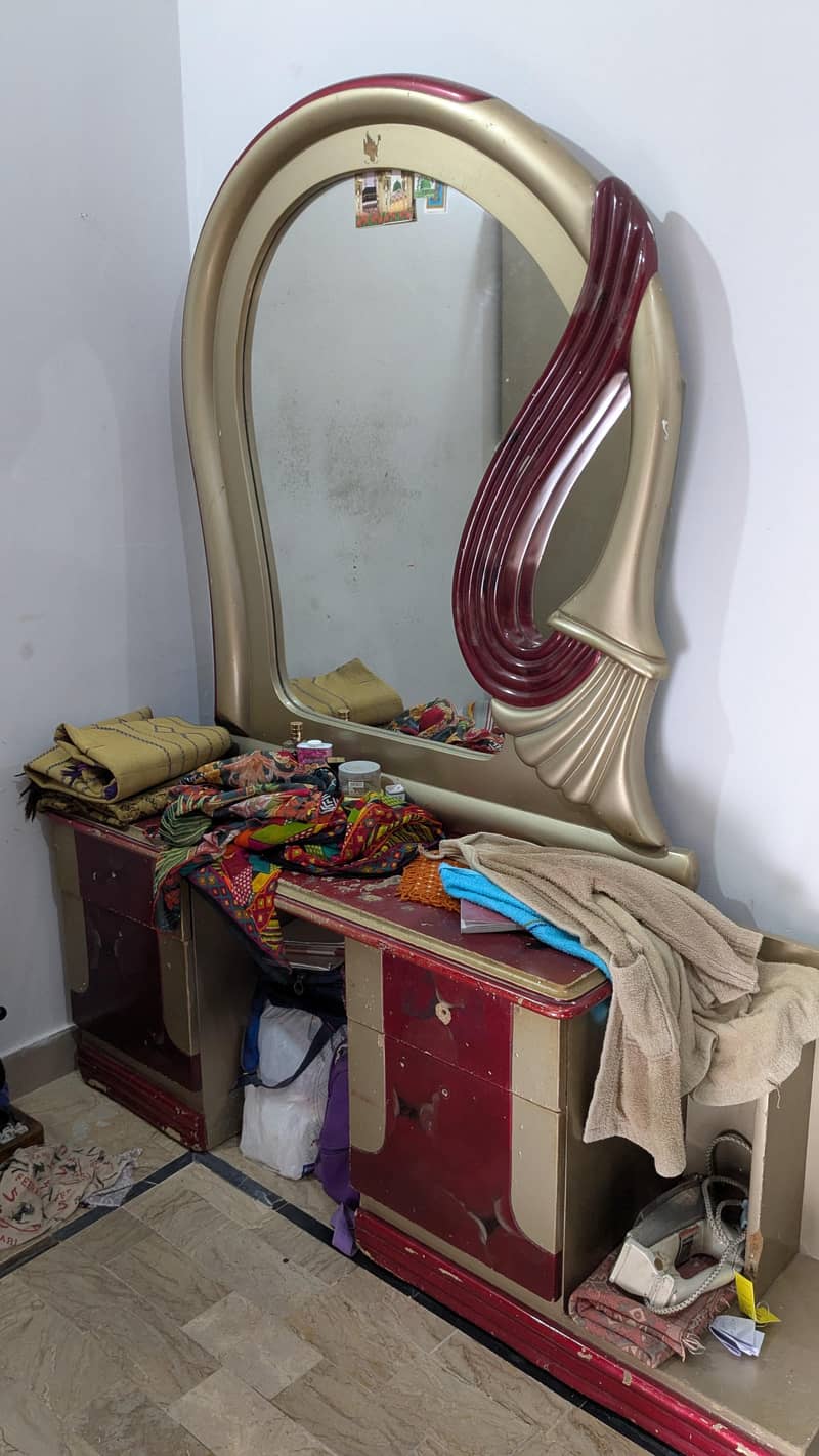Bed set include dressing table and 2 door cupboard 8