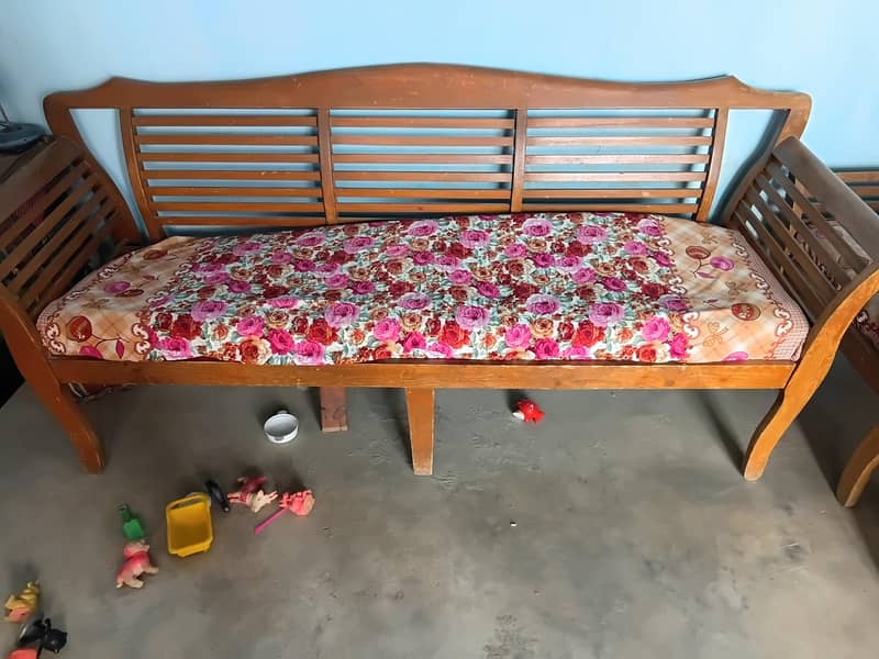 Using Old Sofa Set Needs to repair 0