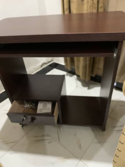 Computer table for sale in a very good condition