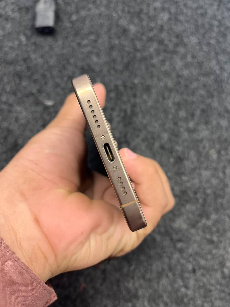 Apple iPhone 16 Pro Max 2