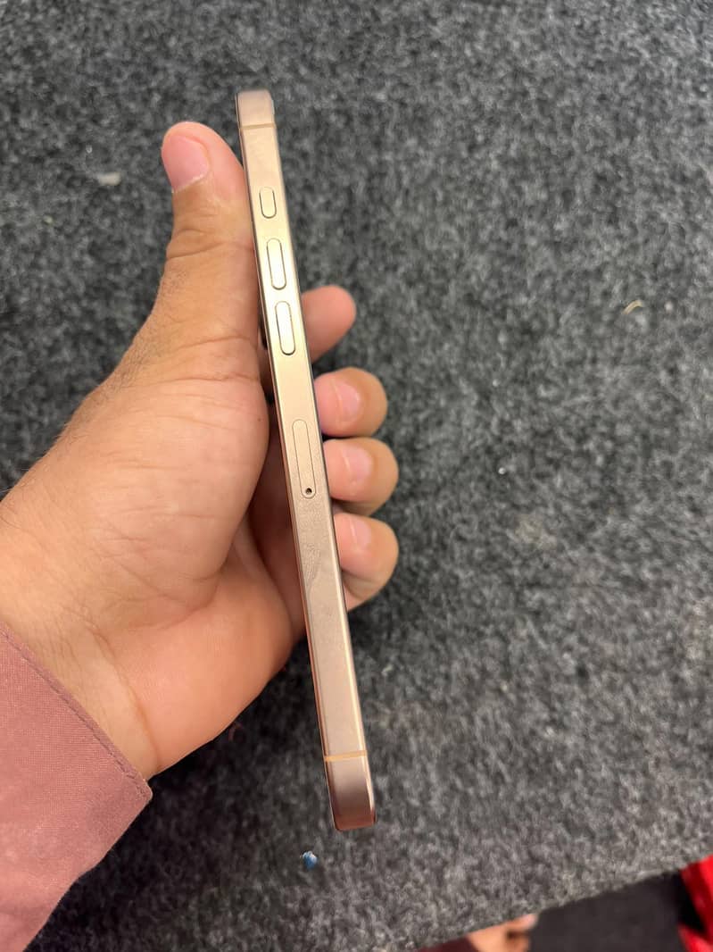 Apple iPhone 16 Pro Max 4