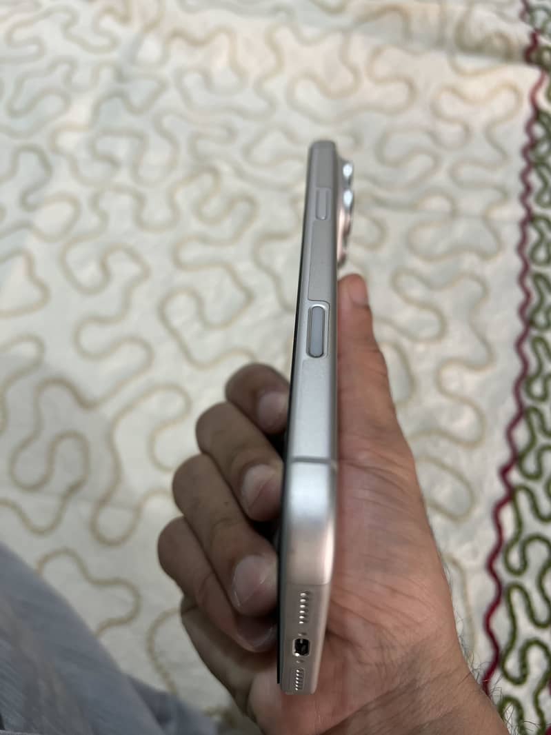 IPhone 17 Pro Max 4
