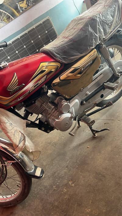 Honda 125 red gold