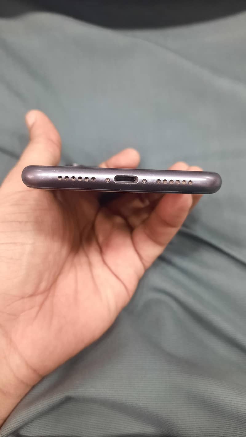 Apple iPhone 11 4