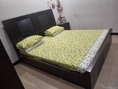 Just l8ke new bed very good condirion