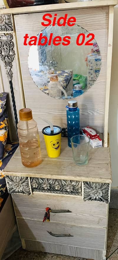 Laminated furniture items in gud condition