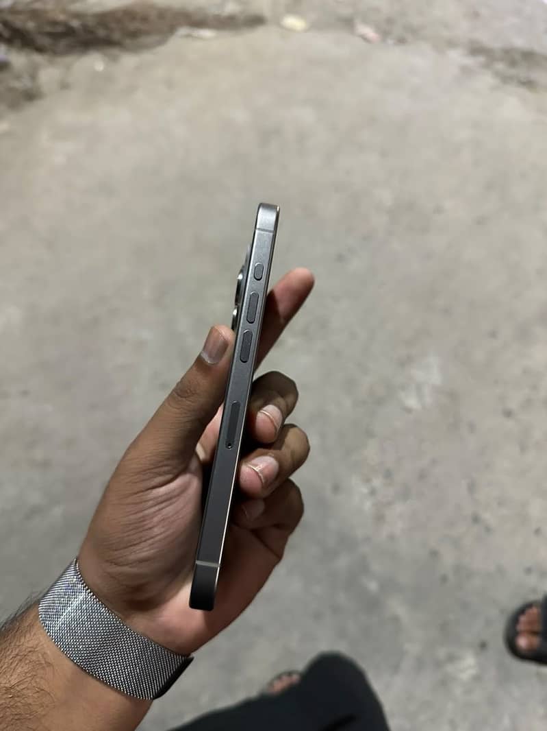 Apple iPhone 15 Pro 4