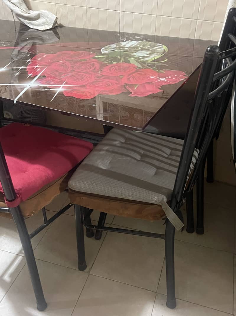 Table with 4 chairs 2