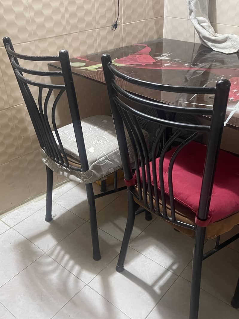 Table with 4 chairs 4