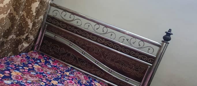queen size bed with Arthropadic matress