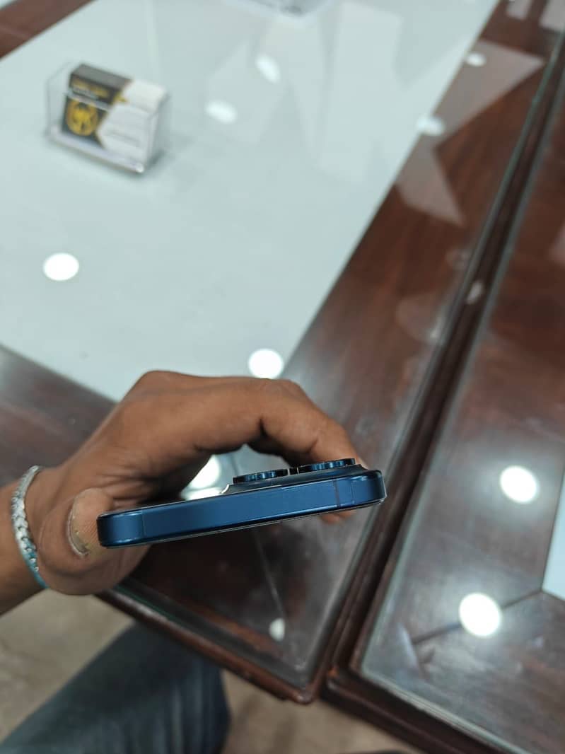 Apple iPhone 15 Pro Max 2