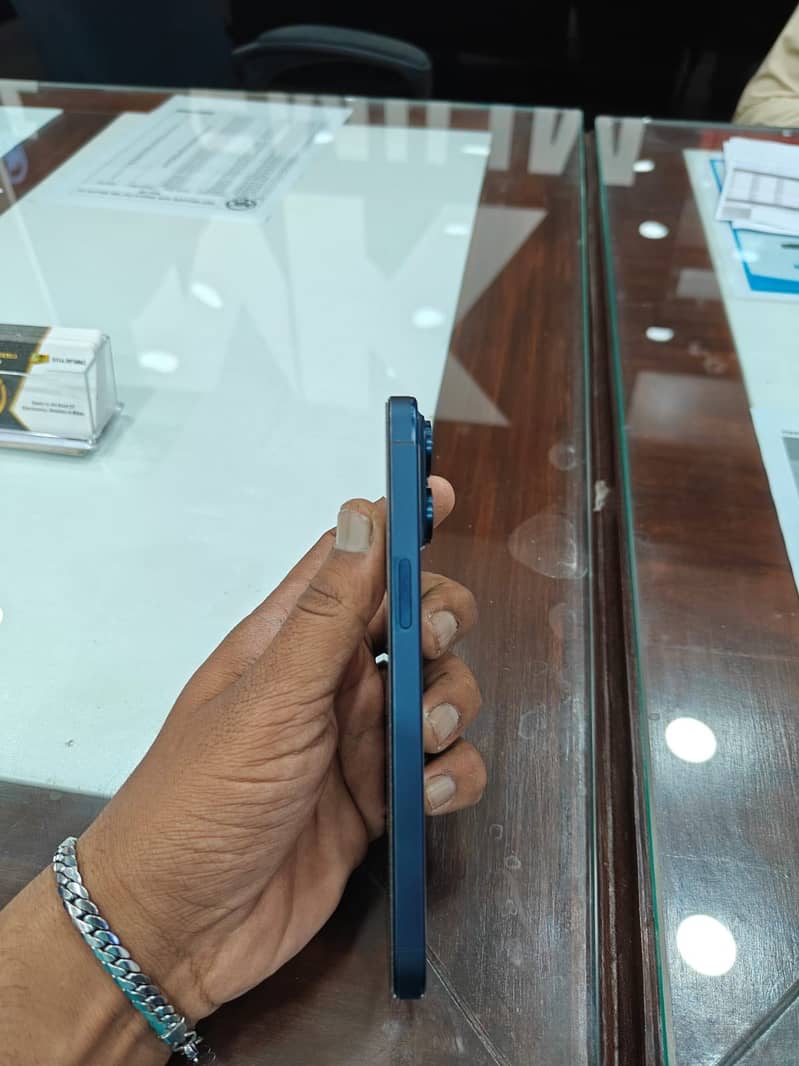 Apple iPhone 15 Pro Max 4