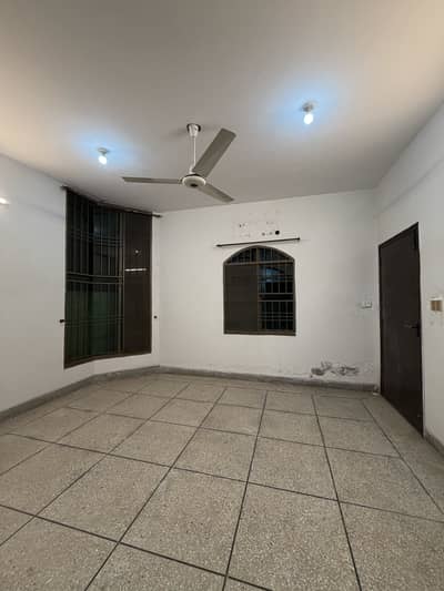 10 marla ground portion || Chip flooring || No garage available