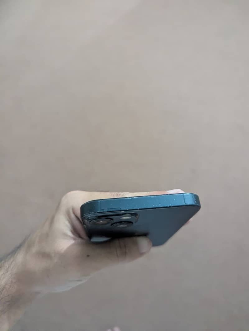 Apple iPhone 13 5