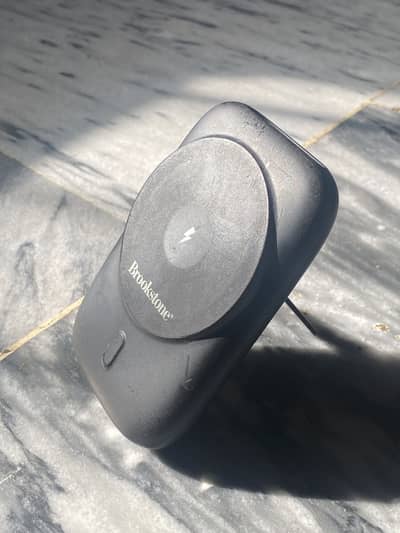 Brookstone Wireless Type C Power Bank 5000mah