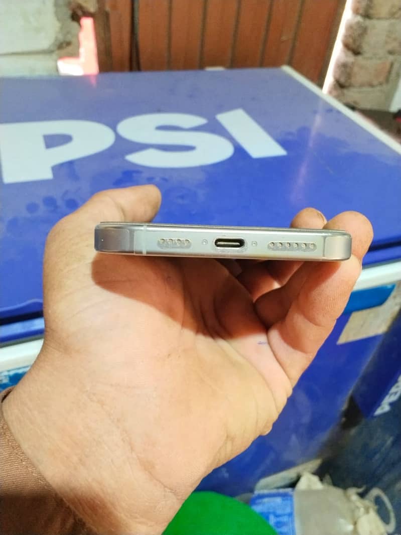 Apple iPhone 16 Pro Max 4