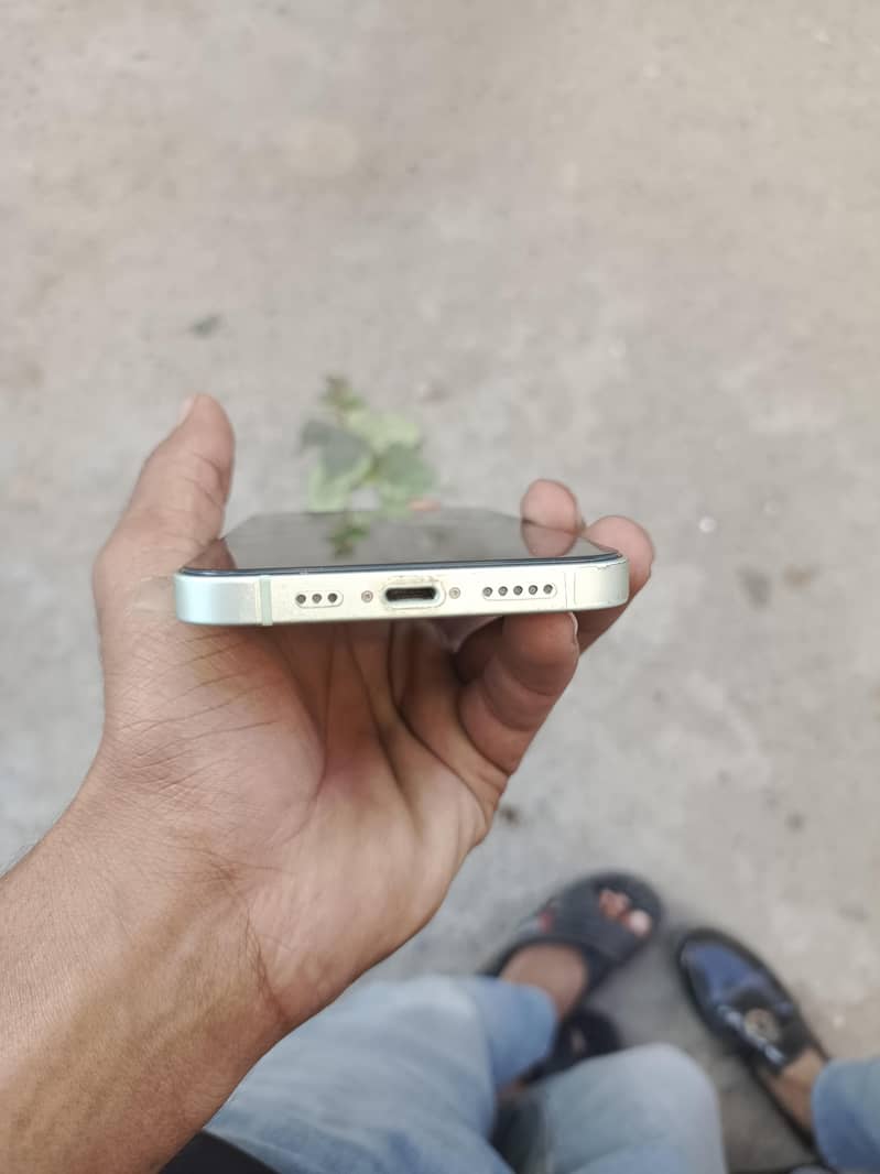 Apple iPhone 12 4