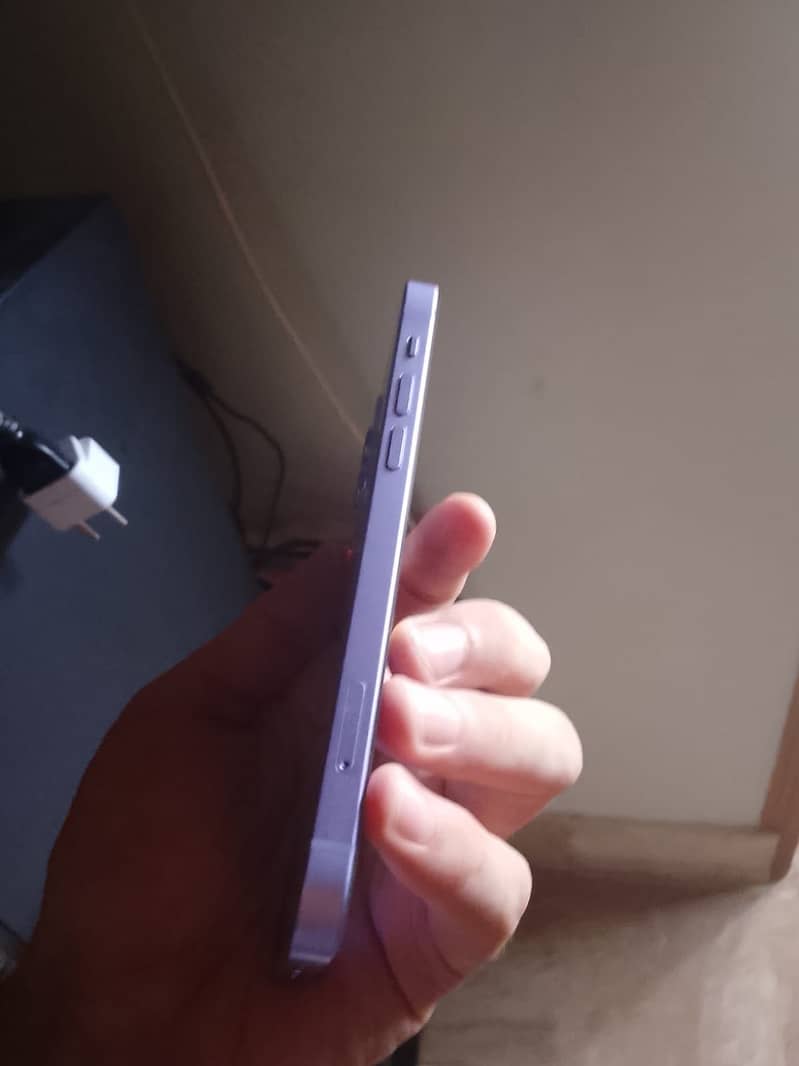 IPhone 12 4