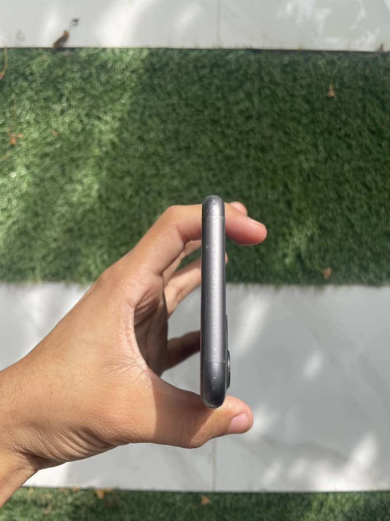 Apple iPhone 11 3