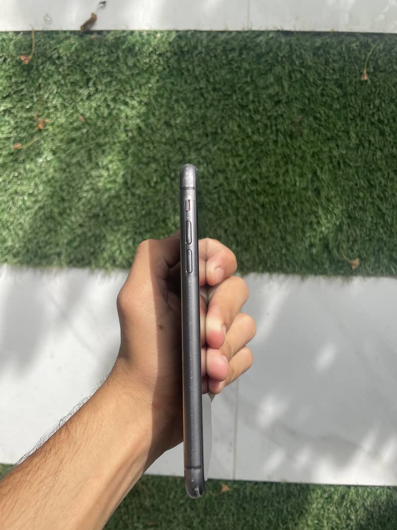 Apple iPhone 11 4