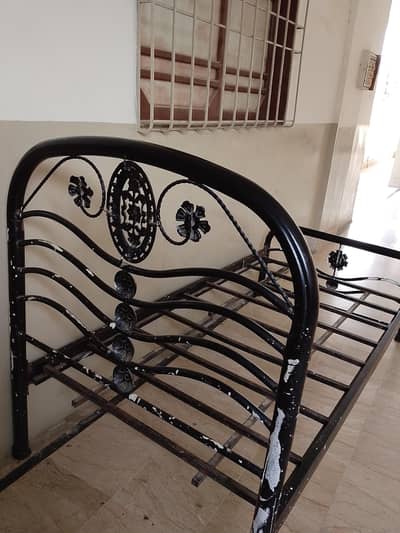 Single iron Bed For sale serious buyer Can Contect