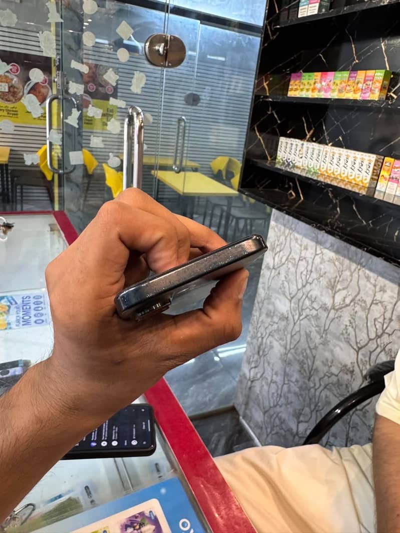 Apple iPhone 16 2