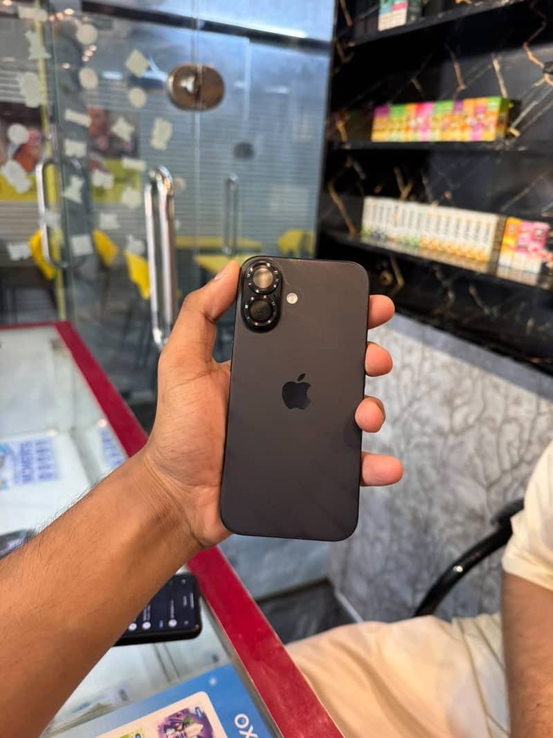 Apple iPhone 16 3