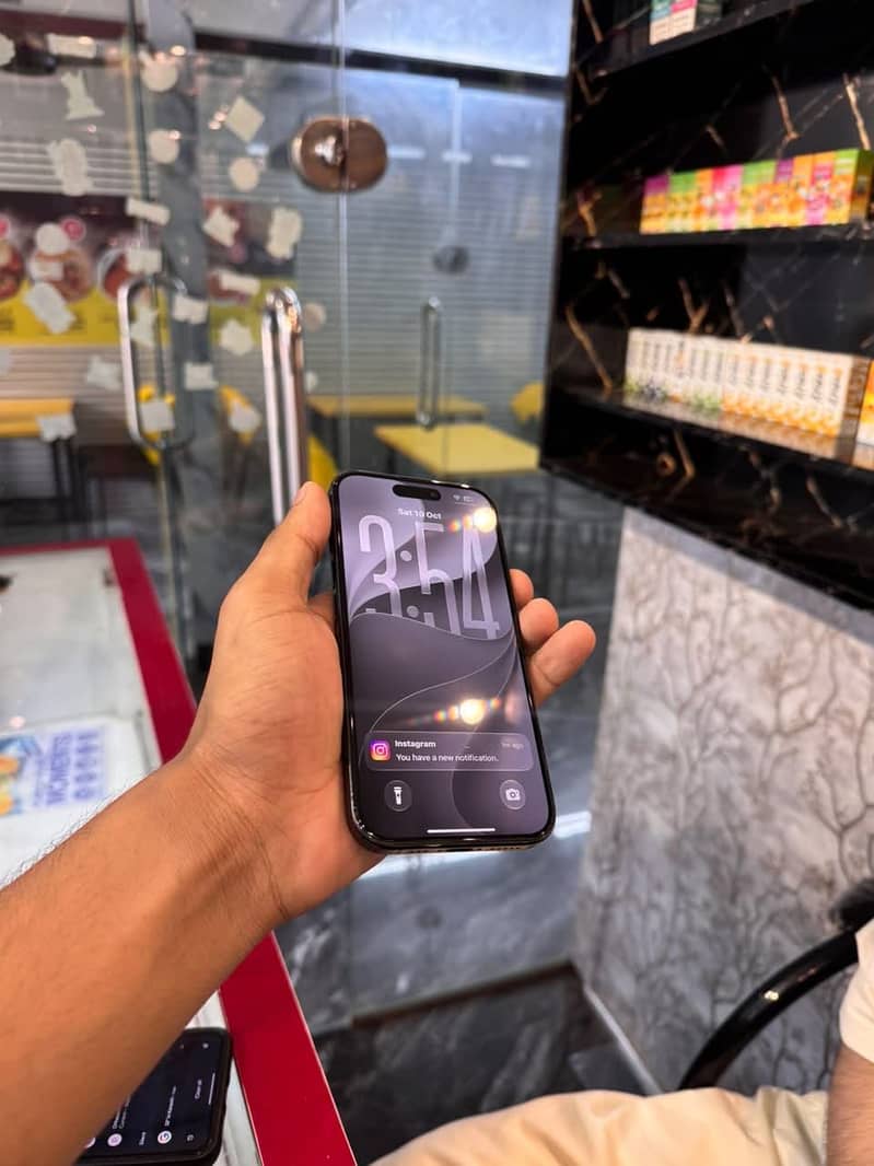 Apple iPhone 16 4