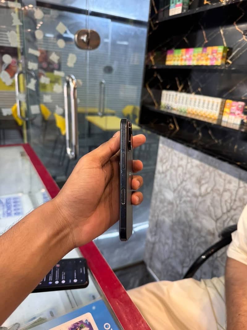 Apple iPhone 16 5