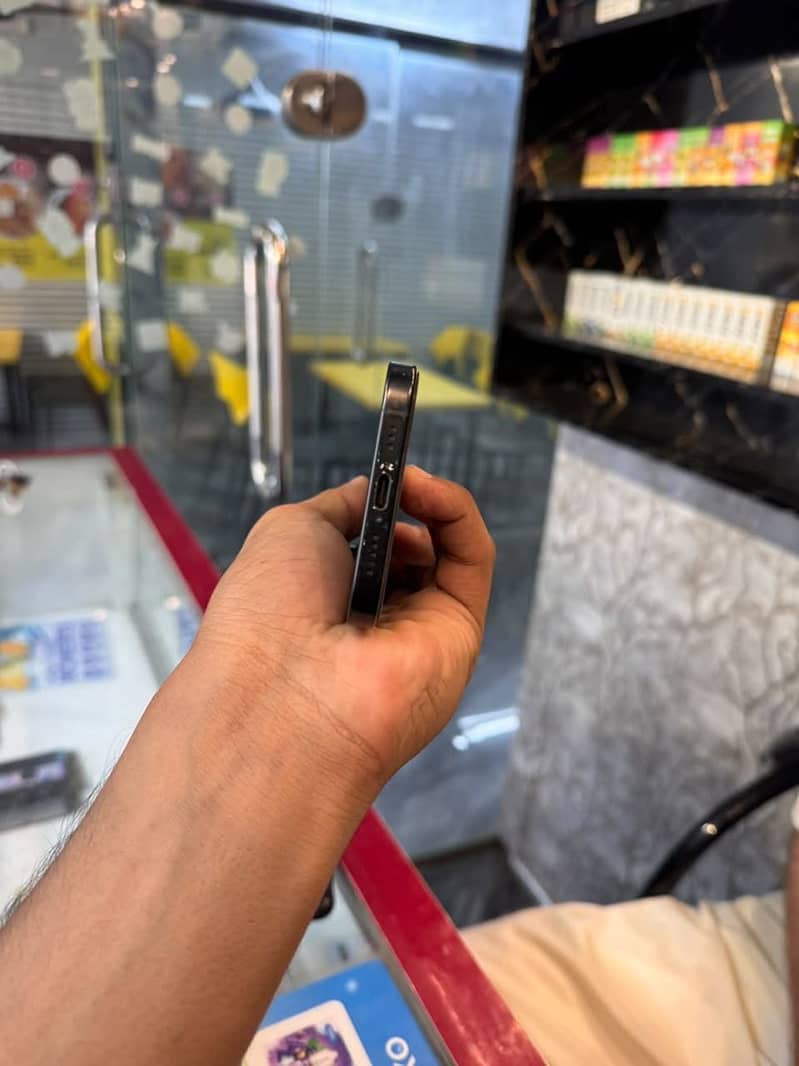Apple iPhone 16 6