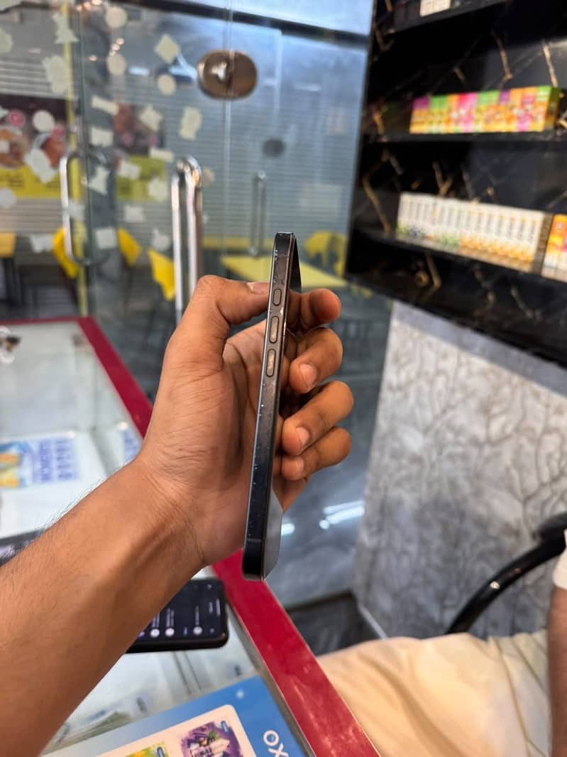 Apple iPhone 16 7