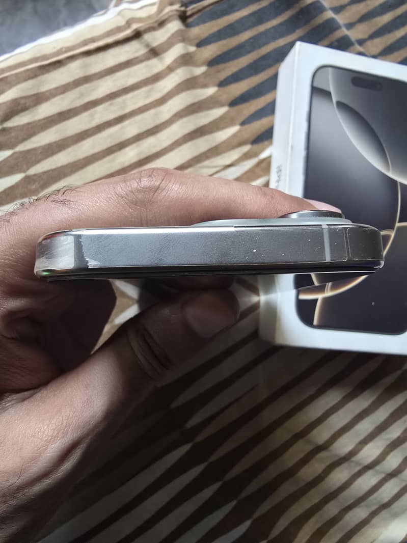 Apple iPhone 16 Pro 3