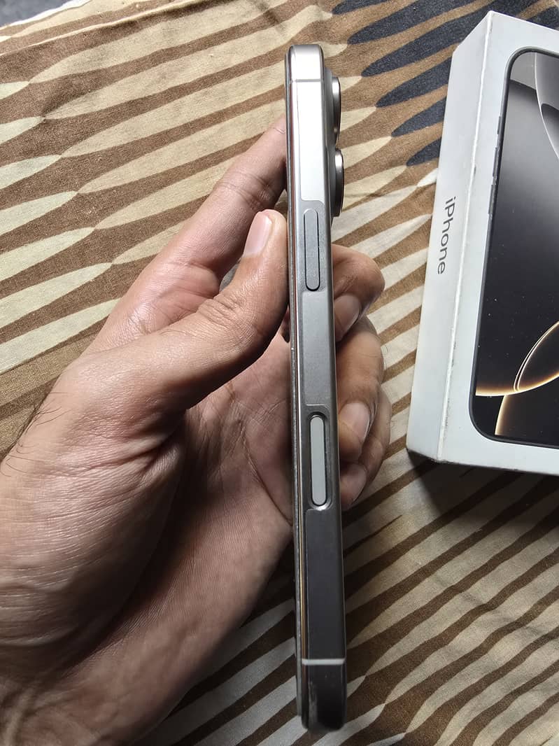 Apple iPhone 16 Pro 4
