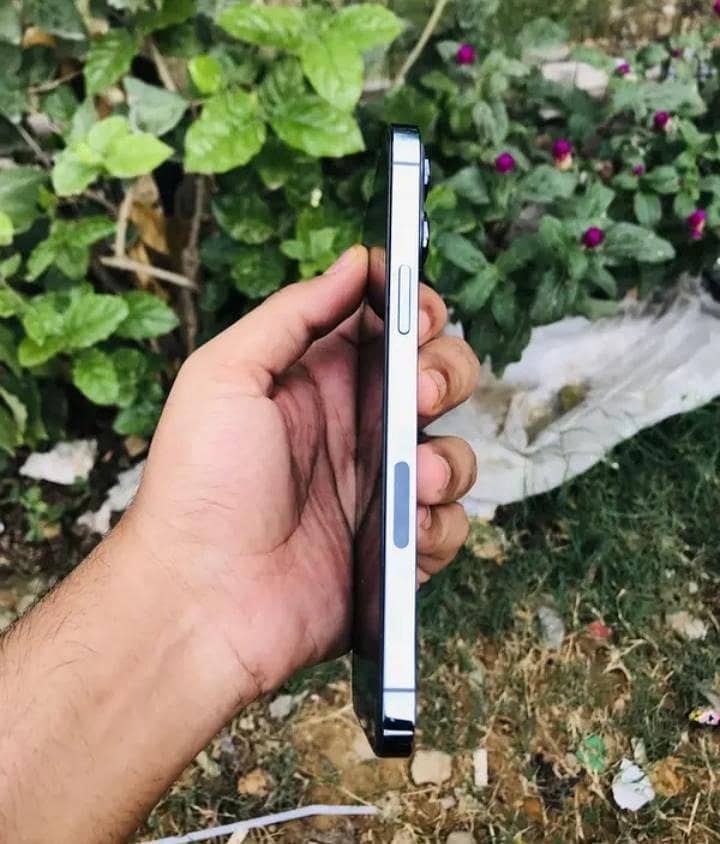 Apple iPhone 16 Pro Max 0